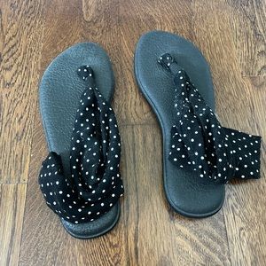 Sanuk yoga slings. Polka dot fabric, picture of what they look like in black.